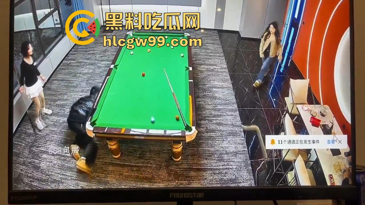 台球厅捉人大戏,老哥找助教练杆法被老婆堵个正着,开球还没完事老婆杀到,他逃她追,妹子吃瓜!-6