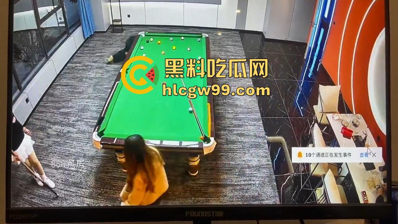 台球厅捉人大戏,老哥找助教练杆法被老婆堵个正着,开球还没完事老婆杀到,他逃她追,妹子吃瓜!-7