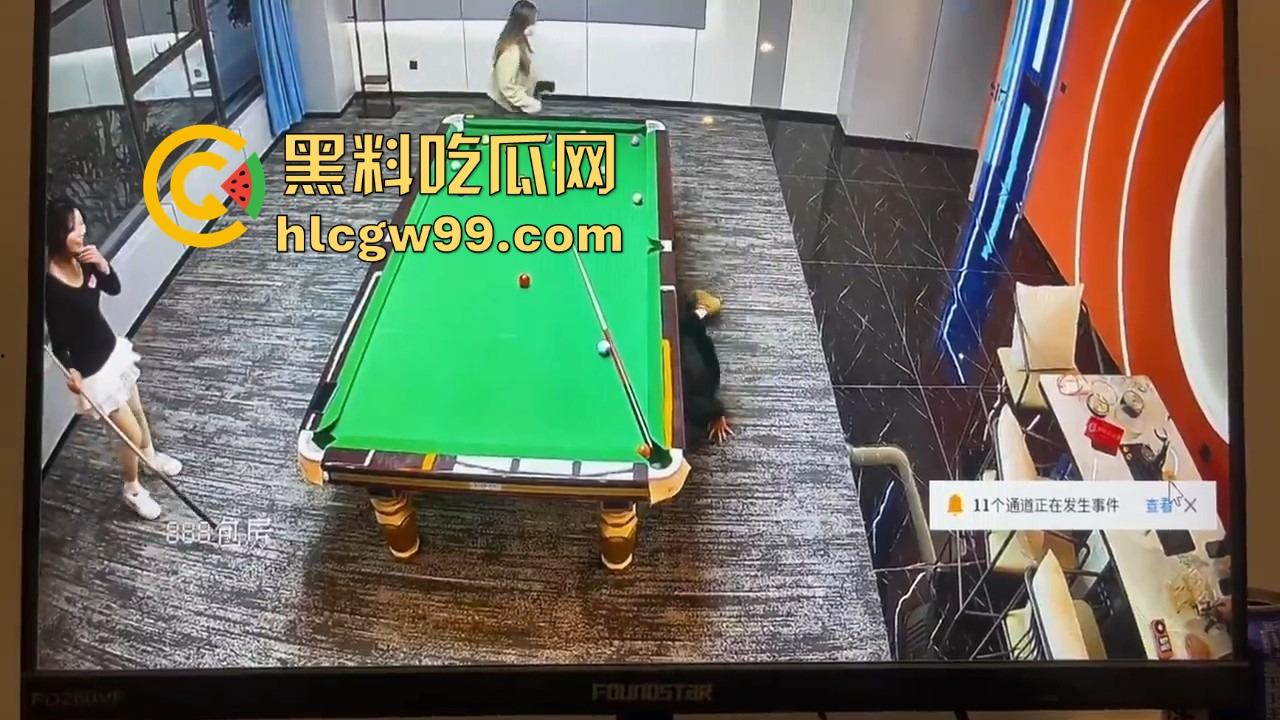 台球厅捉人大戏,老哥找助教练杆法被老婆堵个正着,开球还没完事老婆杀到,他逃她追,妹子吃瓜!-8