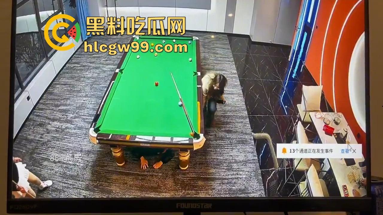 台球厅捉人大戏,老哥找助教练杆法被老婆堵个正着,开球还没完事老婆杀到,他逃她追,妹子吃瓜!-9