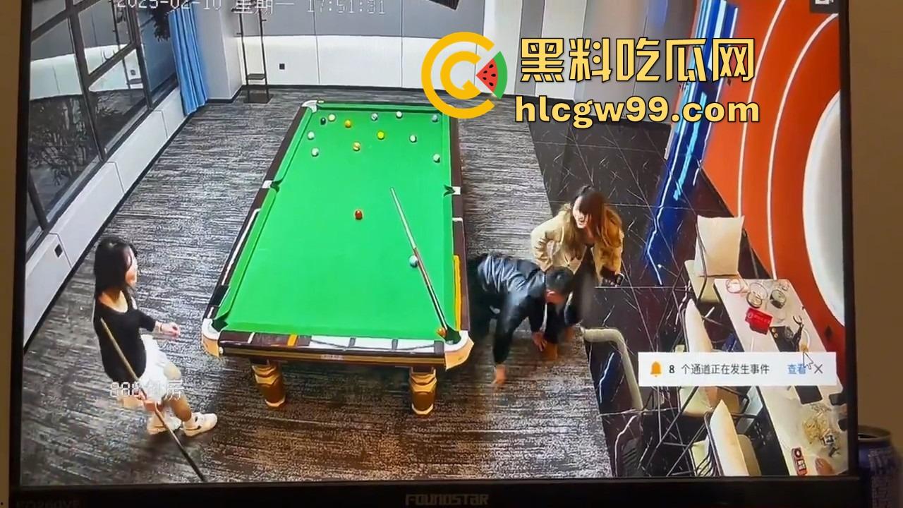 台球厅捉人大戏,老哥找助教练杆法被老婆堵个正着,开球还没完事老婆杀到,他逃她追,妹子吃瓜!-10