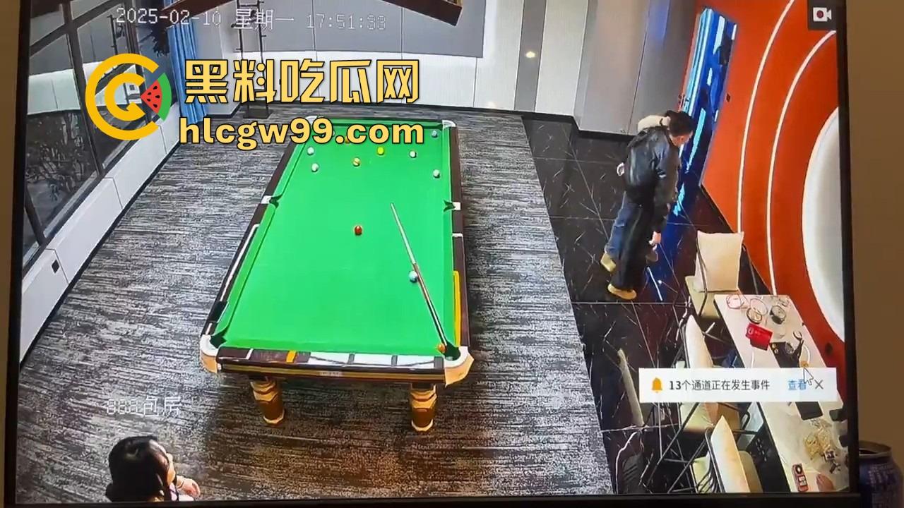 台球厅捉人大戏,老哥找助教练杆法被老婆堵个正着,开球还没完事老婆杀到,他逃她追,妹子吃瓜!-11