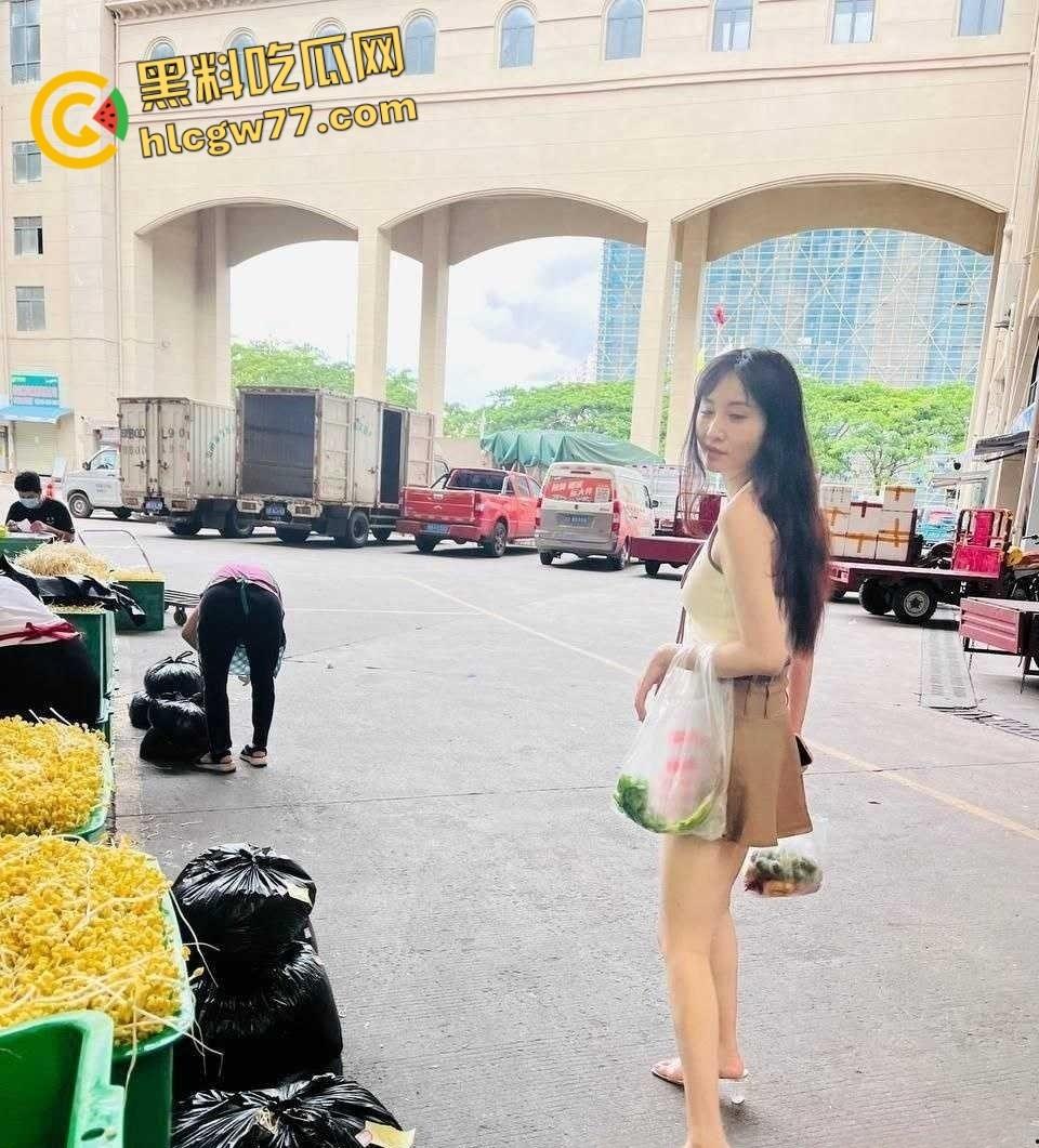 福建极品彩票店店主【贺思淼】 和男友私拍泄密 明面上的气派老板娘 私底下的骚逼小母狗 露脸性爱视频！-3