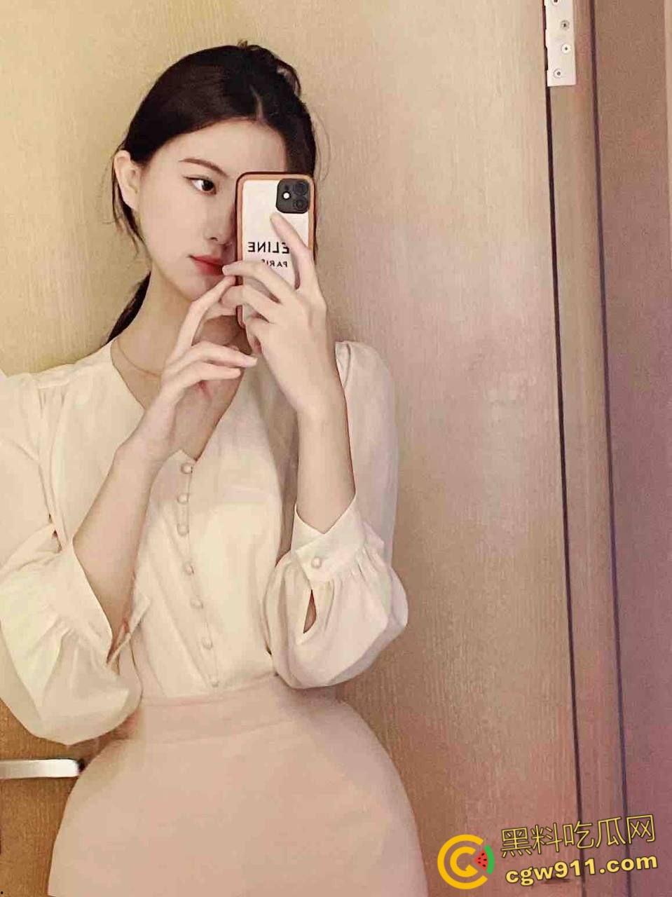 江西财经大学校花【杜菲菲】，约炮不雅视频泄露，戴手铐撅臀被无套爆操，颜射口爆淫照流出，纯纯的反差母狗！-1