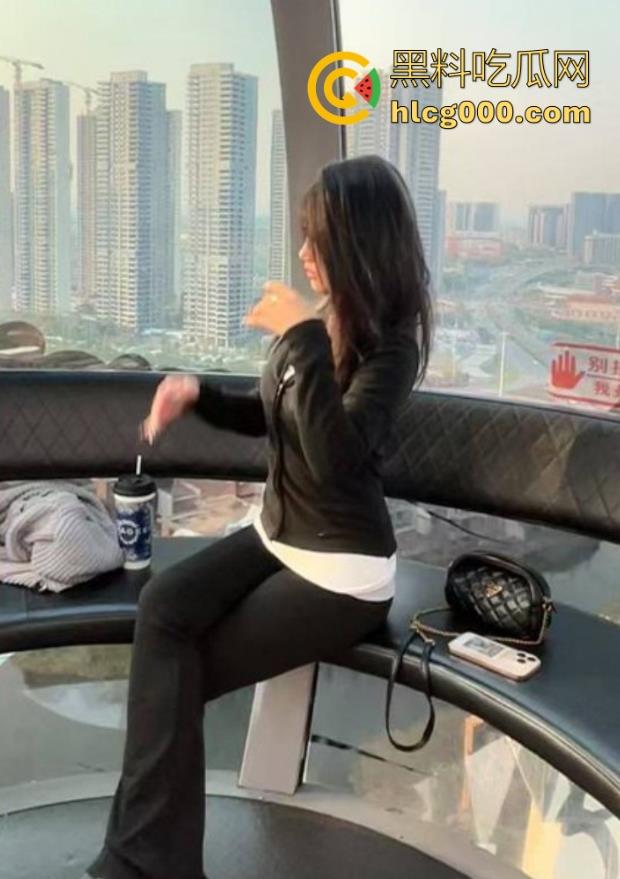 海角乱伦，半夜偷偷溜进小姨房间，卖力肏性感黑丝小姨，狂插猛操，超级紧的小穴每插一下都想射！-1