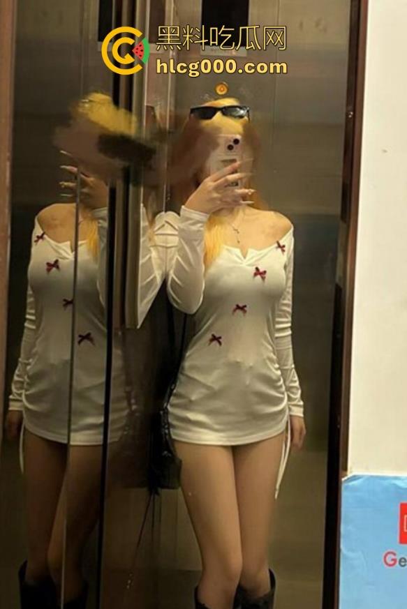 海角乱伦，半夜偷偷溜进小姨房间，卖力肏性感黑丝小姨，狂插猛操，超级紧的小穴每插一下都想射！-2