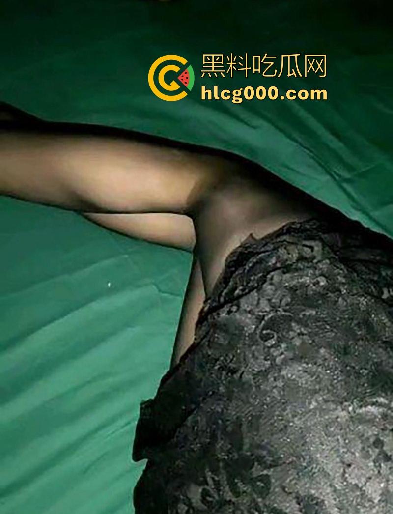 海角乱伦，半夜偷偷溜进小姨房间，卖力肏性感黑丝小姨，狂插猛操，超级紧的小穴每插一下都想射！-4