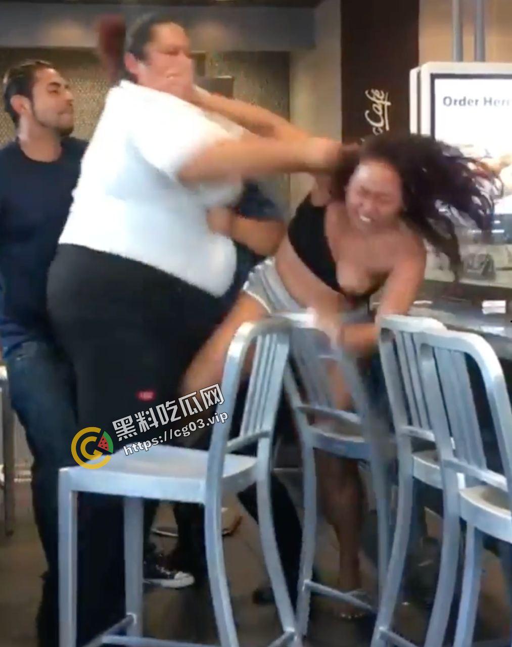 疯狂星期五   麦当劳里洋妞互打  奶子都给打飞了 过于彪悍-4