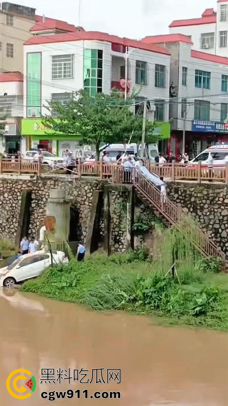 广东湛江女司机坠河,全程无人前去营救,万幸没有坠入河中,直到有群众报案后,才被120救走!-1