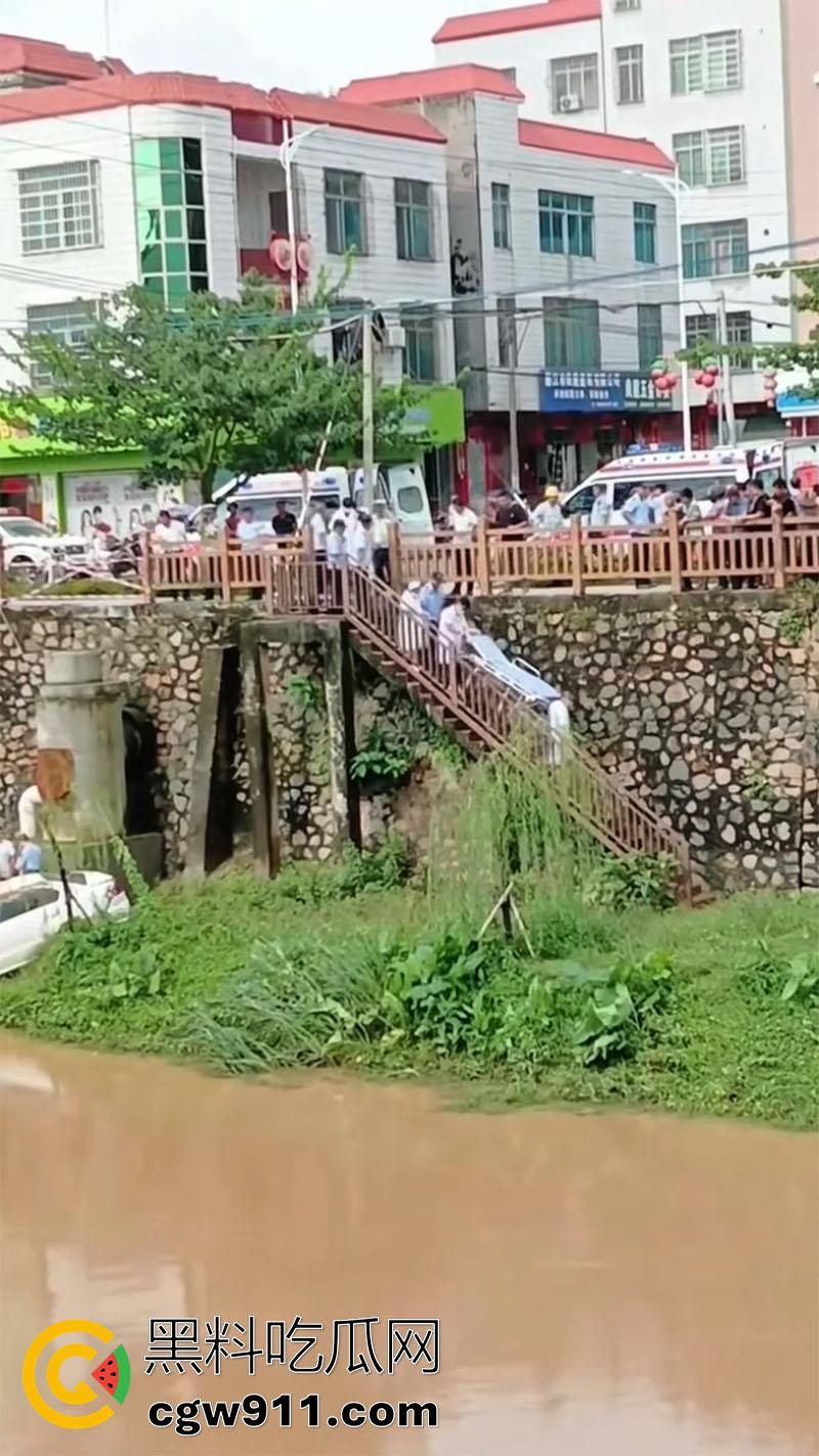 广东湛江女司机坠河,全程无人前去营救,万幸没有坠入河中,直到有群众报案后,才被120救走!-2