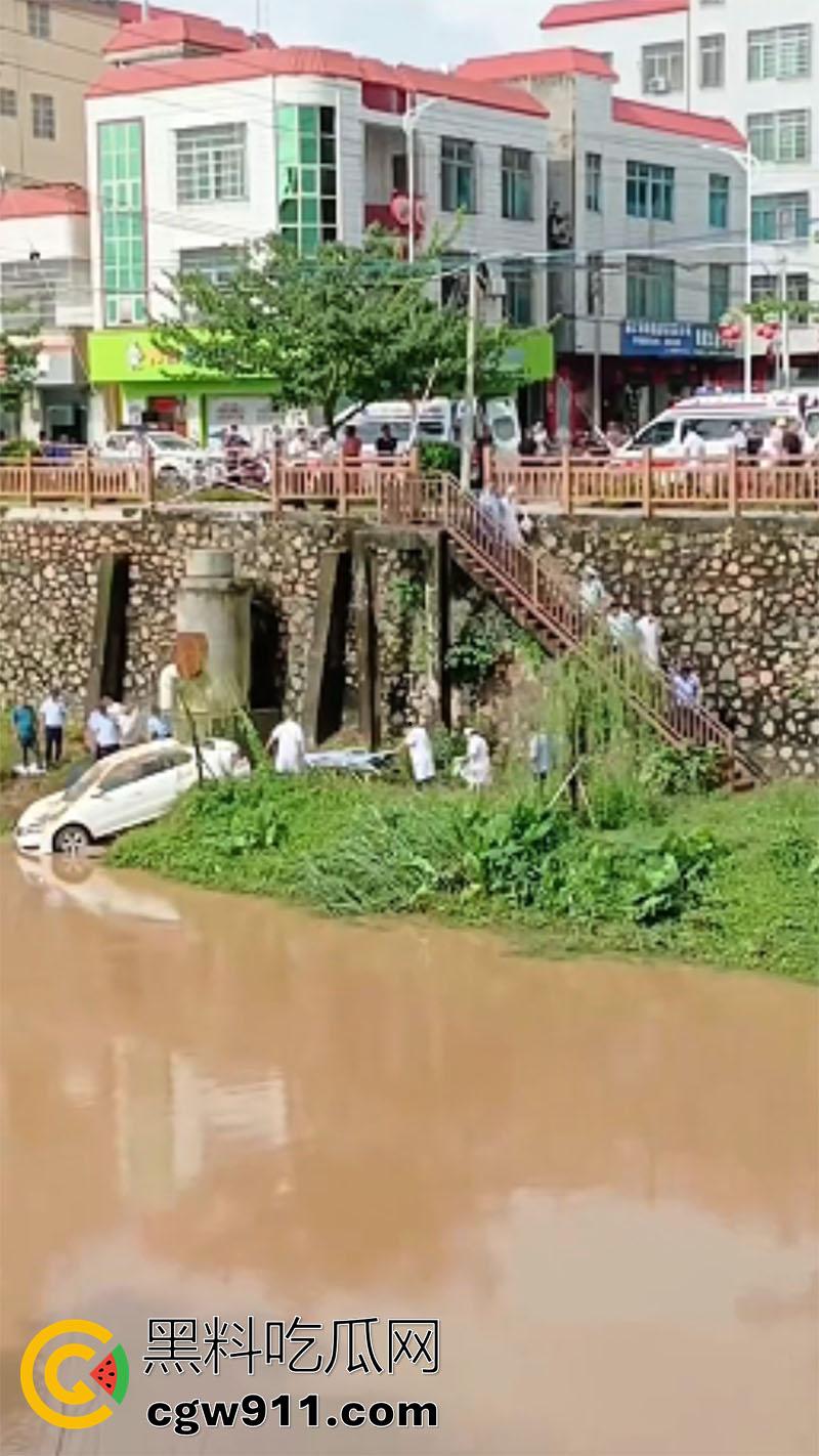 广东湛江女司机坠河,全程无人前去营救,万幸没有坠入河中,直到有群众报案后,才被120救走!-3