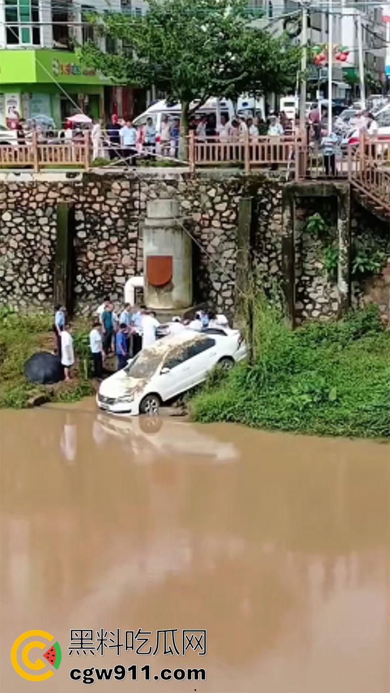 广东湛江女司机坠河,全程无人前去营救,万幸没有坠入河中,直到有群众报案后,才被120救走!-4