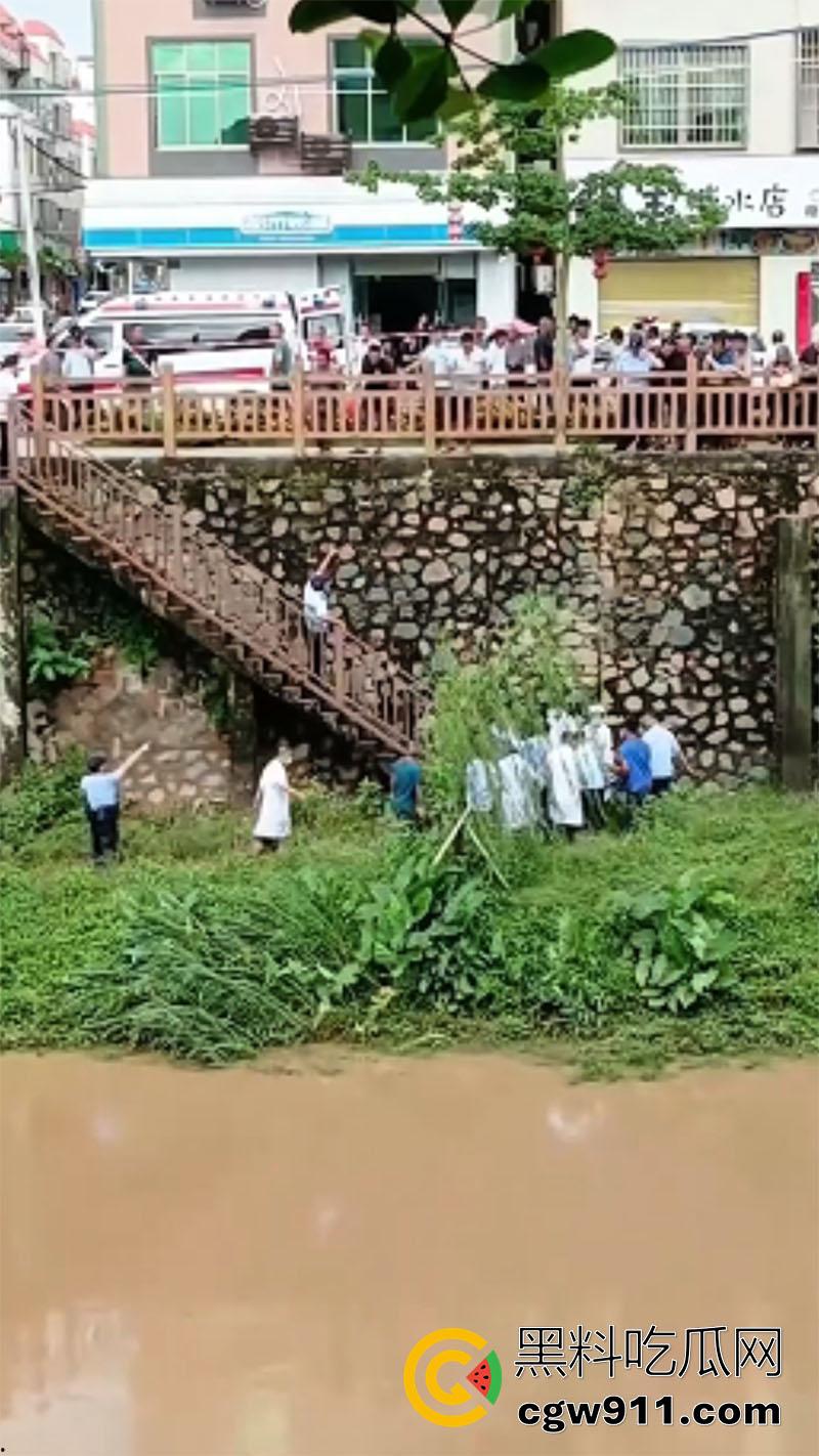 广东湛江女司机坠河,全程无人前去营救,万幸没有坠入河中,直到有群众报案后,才被120救走!-5