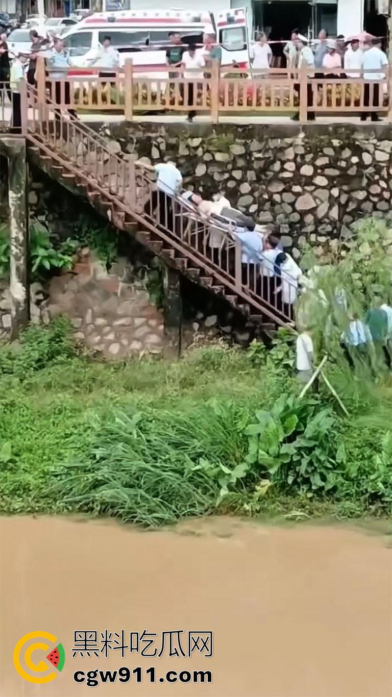 广东湛江女司机坠河,全程无人前去营救,万幸没有坠入河中,直到有群众报案后,才被120救走!-6