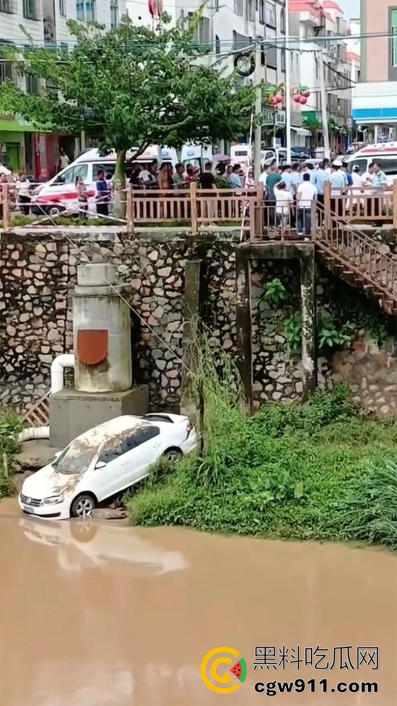 广东湛江女司机坠河,全程无人前去营救,万幸没有坠入河中,直到有群众报案后,才被120救走!-7