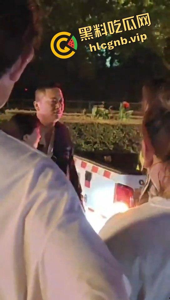 江苏昆山上演家庭伦理剧！弟弟喝酒出车祸，姐姐到场当街教育弟弟！-5