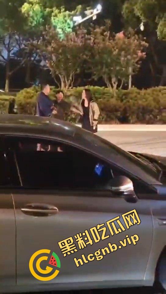 江苏昆山上演家庭伦理剧！弟弟喝酒出车祸，姐姐到场当街教育弟弟！-9