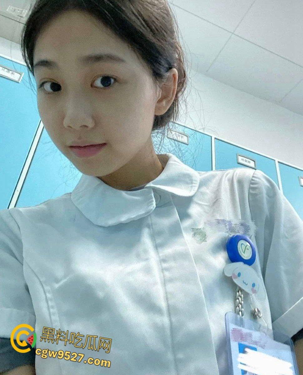 武汉卫生学院【宋子琪】，高冷反差的实习护士，黑丝吊带袜反差婊痴迷体育生，母狗上床了人都变样了 ！-1