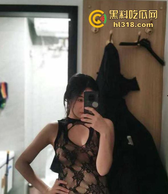 武汉大学反差学妹【李霜】人前清纯淑女背后却是男友专属淫荡母狗，极其反差淫荡，大量私密照视频流出！-4