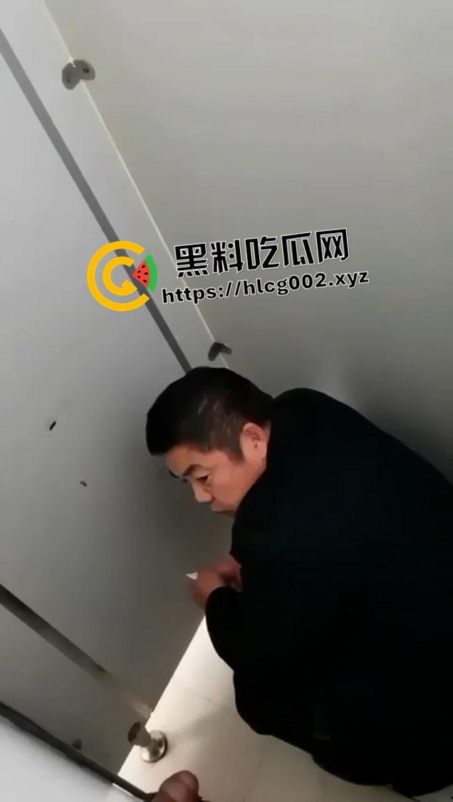 我最恨被人拿枪指着！中年大叔拉屎途中遇上鸟洞露屌 这不把屎糊上去-1