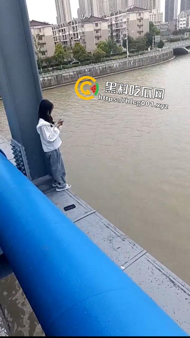 江苏妙龄女孩跳河事件！跳之前还在看手机等渣男消息 最后绝望跃下 现场视频流出-3