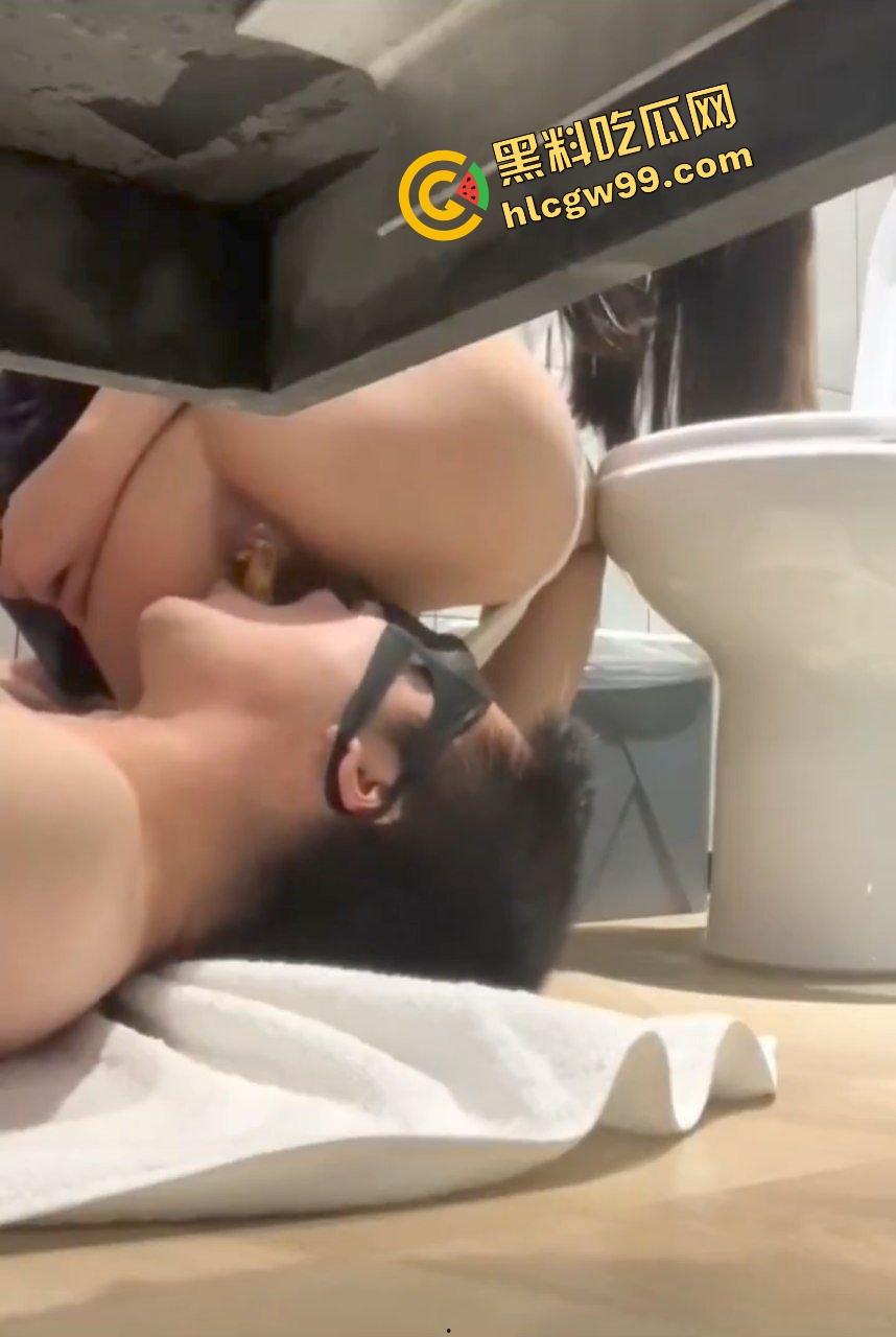 成都男gay转职当白丝小仙女公狗，商场公共厕所蒙眼伺候，不停舔脚仙女肛门拉屎吃屎！独家曝光流出！-7