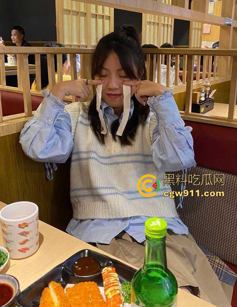 山东清纯萝莉【陆颖】情趣装做爱流出，被包养成淫荡性宠，可爱萝莉戴狗链穿情趣皮裙，花式爆操太尼玛得劲了！-3