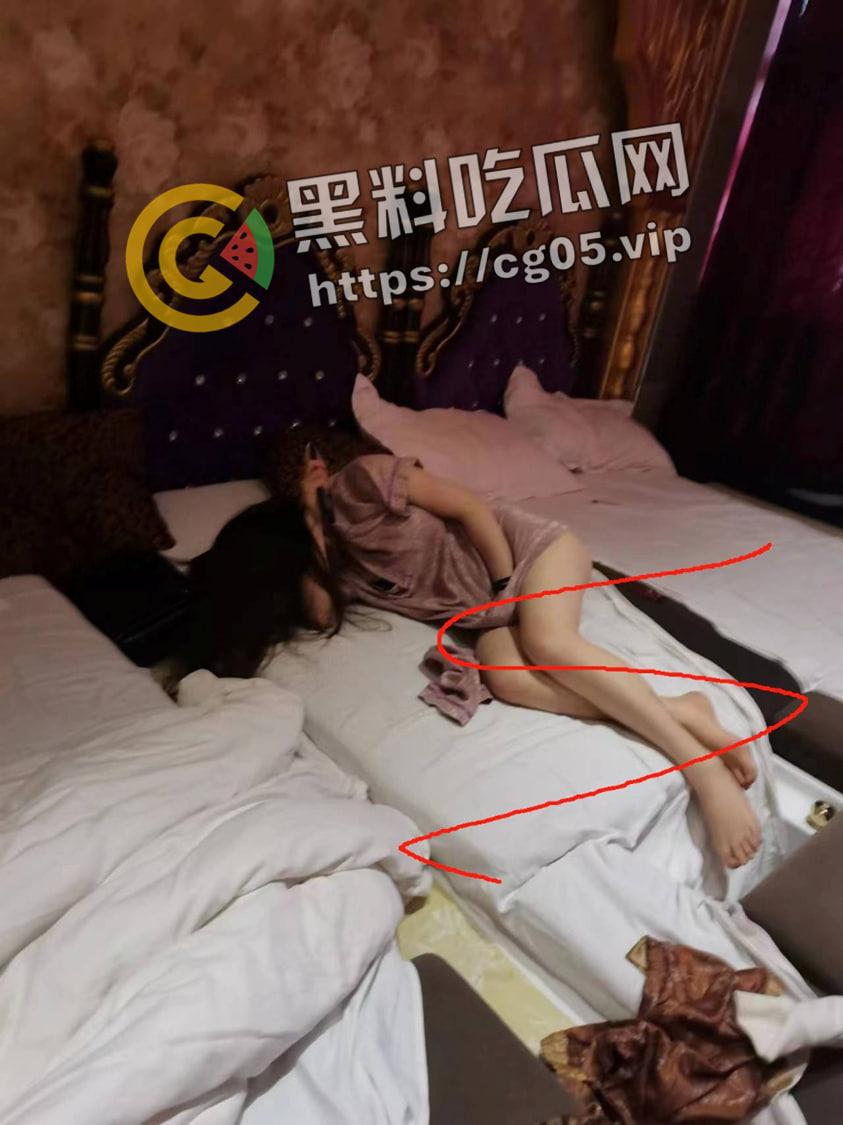 奇葩捉奸!狗男女足浴店内偷情还带俩娃 这就是破鞋的家庭教育吗 捉奸现场流出-1