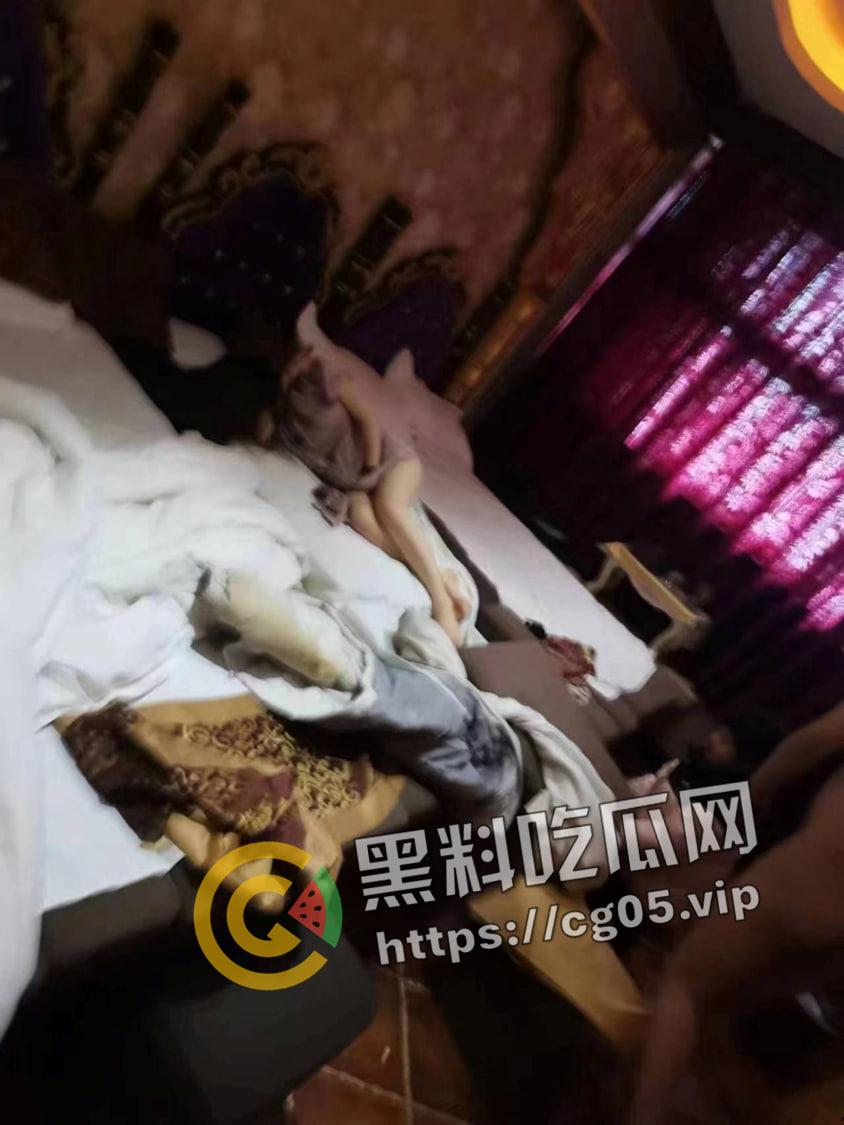 奇葩捉奸!狗男女足浴店内偷情还带俩娃 这就是破鞋的家庭教育吗 捉奸现场流出-2