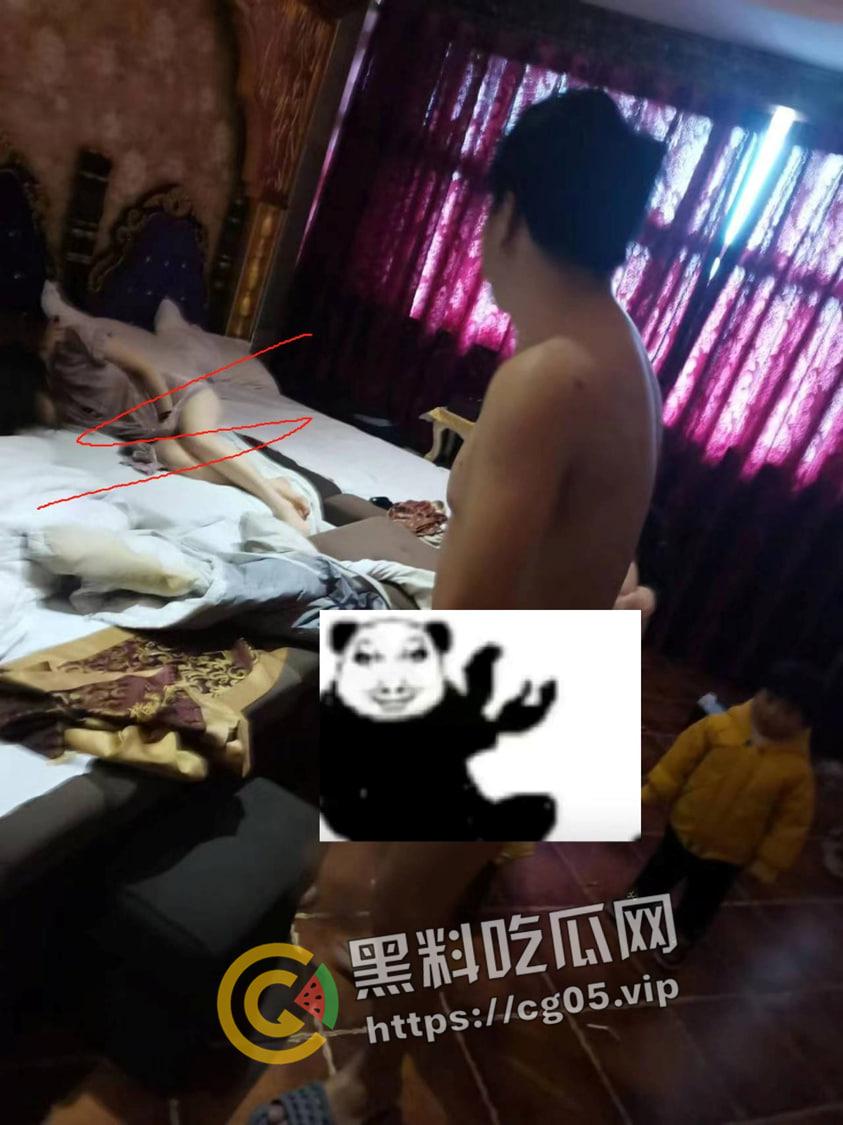 奇葩捉奸!狗男女足浴店内偷情还带俩娃 这就是破鞋的家庭教育吗 捉奸现场流出-3