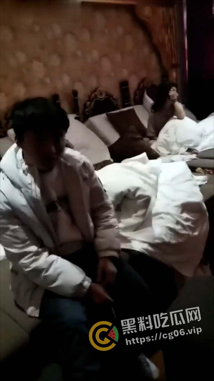 奇葩捉奸!狗男女足浴店内偷情还带俩娃 这就是破鞋的家庭教育吗 捉奸现场流出-4