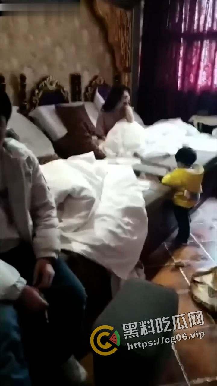 奇葩捉奸!狗男女足浴店内偷情还带俩娃 这就是破鞋的家庭教育吗 捉奸现场流出-5