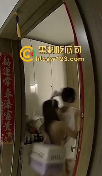 你不帅你永远不知道女生有多主动！监控录像抓拍集美饥渴难耐化身女色狼 竟没穿衣服在走廊追男人 羡慕哭了！-1