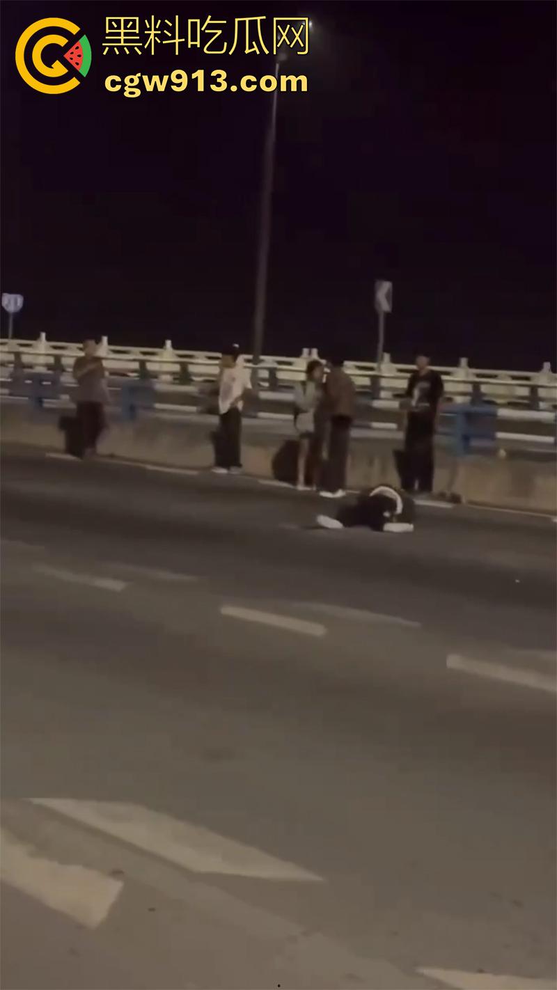 又有两个骑士挂了，女骑喝多叫舔狗来骑车，结果舔狗为装逼，让女神高看自己一眼，飞速飙车飞出当场死亡！-4