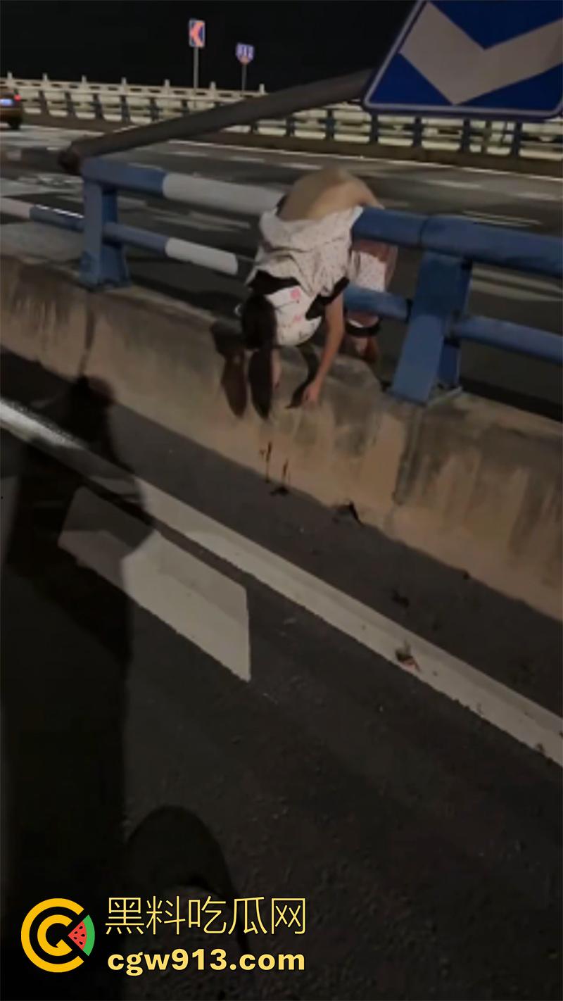 又有两个骑士挂了，女骑喝多叫舔狗来骑车，结果舔狗为装逼，让女神高看自己一眼，飞速飙车飞出当场死亡！-5