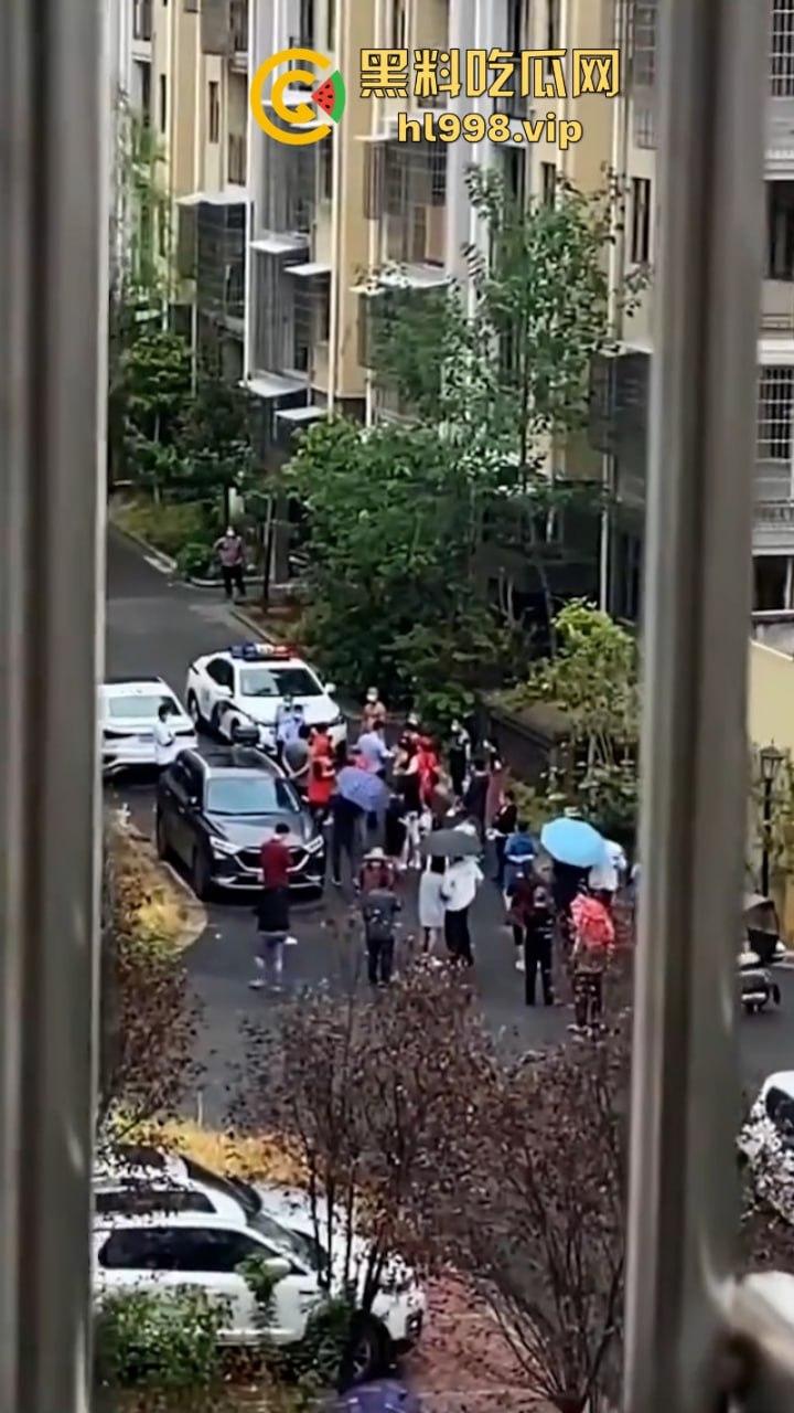 胆大包天当街袭警 四川安岳两名交警查为电车被抹脖 场面血腥-5