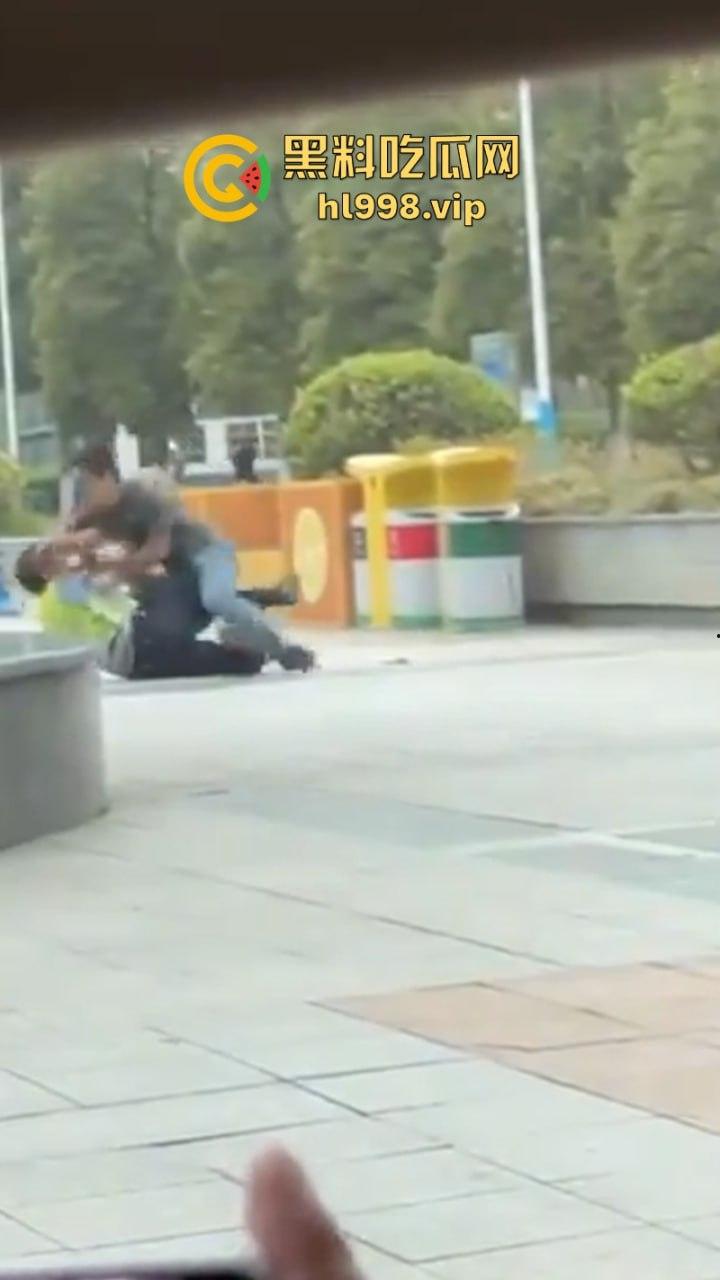 胆大包天当街袭警 四川安岳两名交警查为电车被抹脖 场面血腥-6