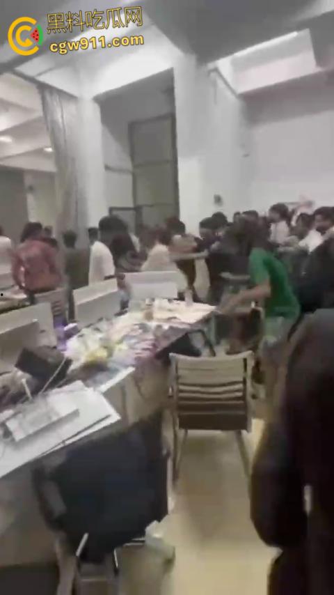 柬埔寨西港中国城凯博园区，印度人和巴基斯坦人聚众闹事，甚至出现打砸行为，惊动警察宪兵出动进行制止。-2