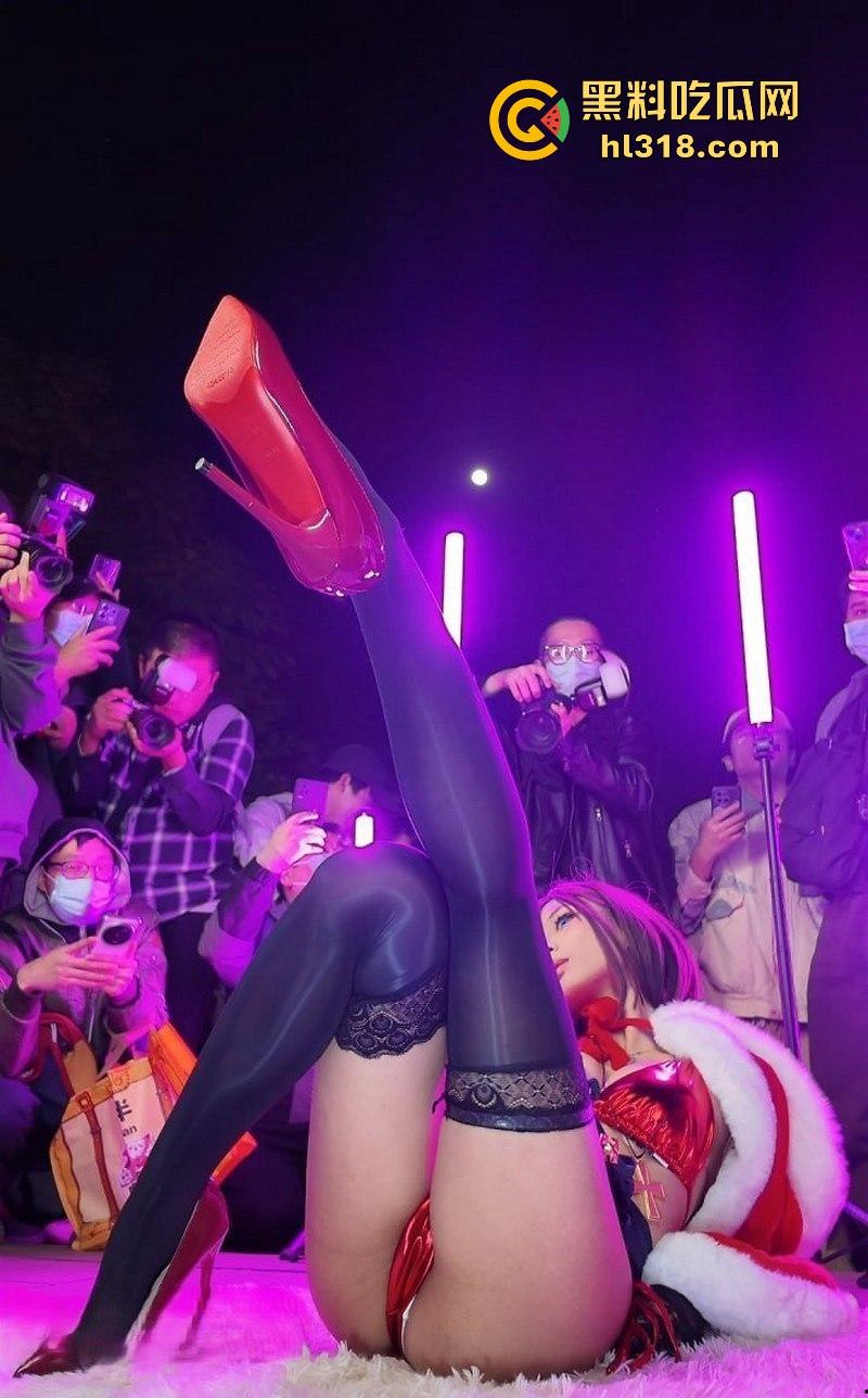 广州萤火虫漫展,高颜值cos女神大胆露臀套装惊艳全场,神级运镜捕捉,每一寸撩人曲线,令人心动不已!-3