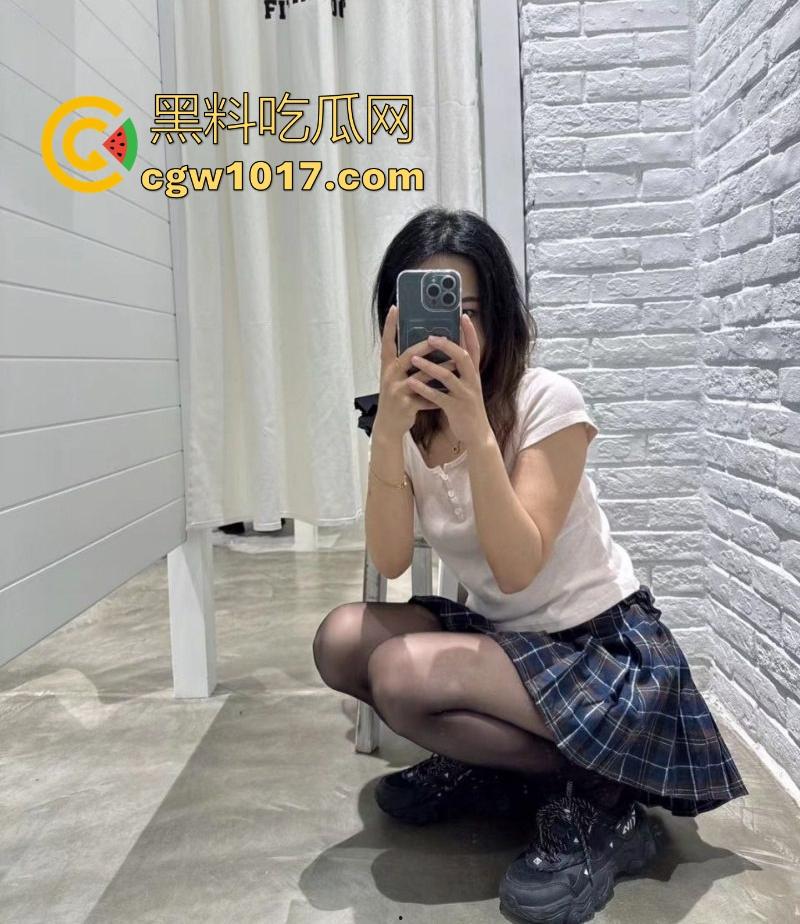 软件约炮拜金女S,网上到处聊骚寻找男奴,线下约出到酒店各种玩弄后反被爆操,足交,舔脚,踩阳具等玩法一应俱全!-1