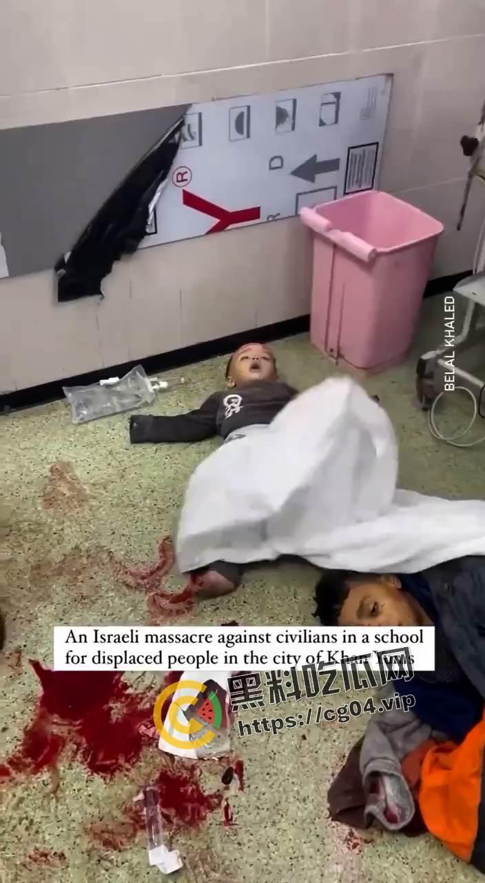 现场画面！血流成河 以色列轰炸加沙南部驻留有大量难民的学校  造成大量伤亡 尸体堆积如山 遍地鲜血-3