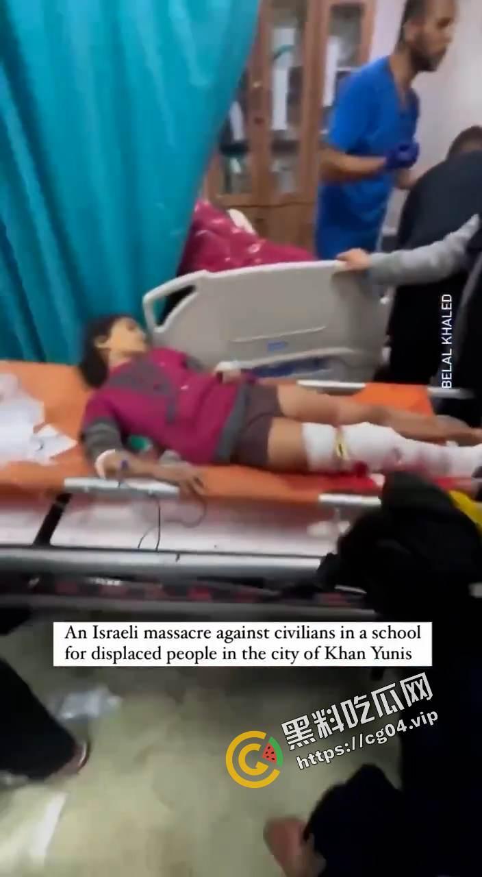 现场画面！血流成河 以色列轰炸加沙南部驻留有大量难民的学校  造成大量伤亡 尸体堆积如山 遍地鲜血-4