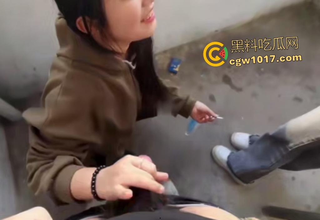 陕西两精神小妹游戏输后楼梯间轮流口交,边吸烟边舔鸡巴法力无边,小伙子你要是累了我来帮你扛!-6