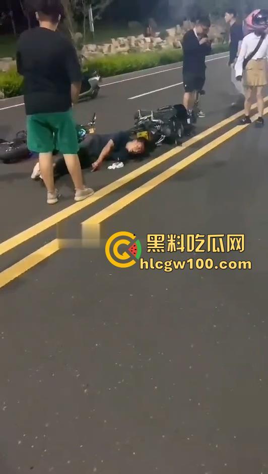 潍坊摩托集会惊爆血腥一幕：狂飙失控，骑手脑袋开花！被甩飞数米狂喷血、倒地抽搐命悬一线-3
