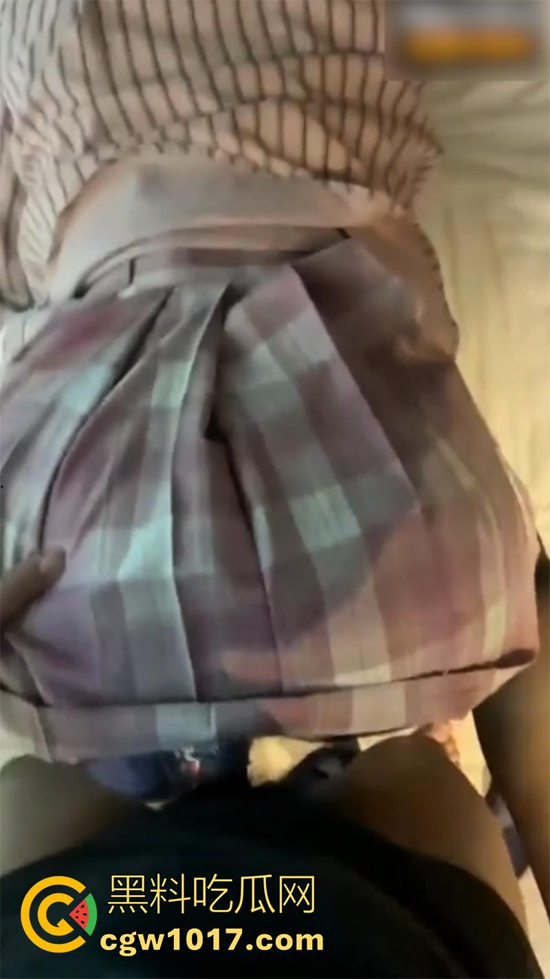 烟大海洋学院大二母狗【王玥】，背着男友跟学长约炮，抓着双马尾后入蜜桃臀，这别人的车就得站起来蹬！-5