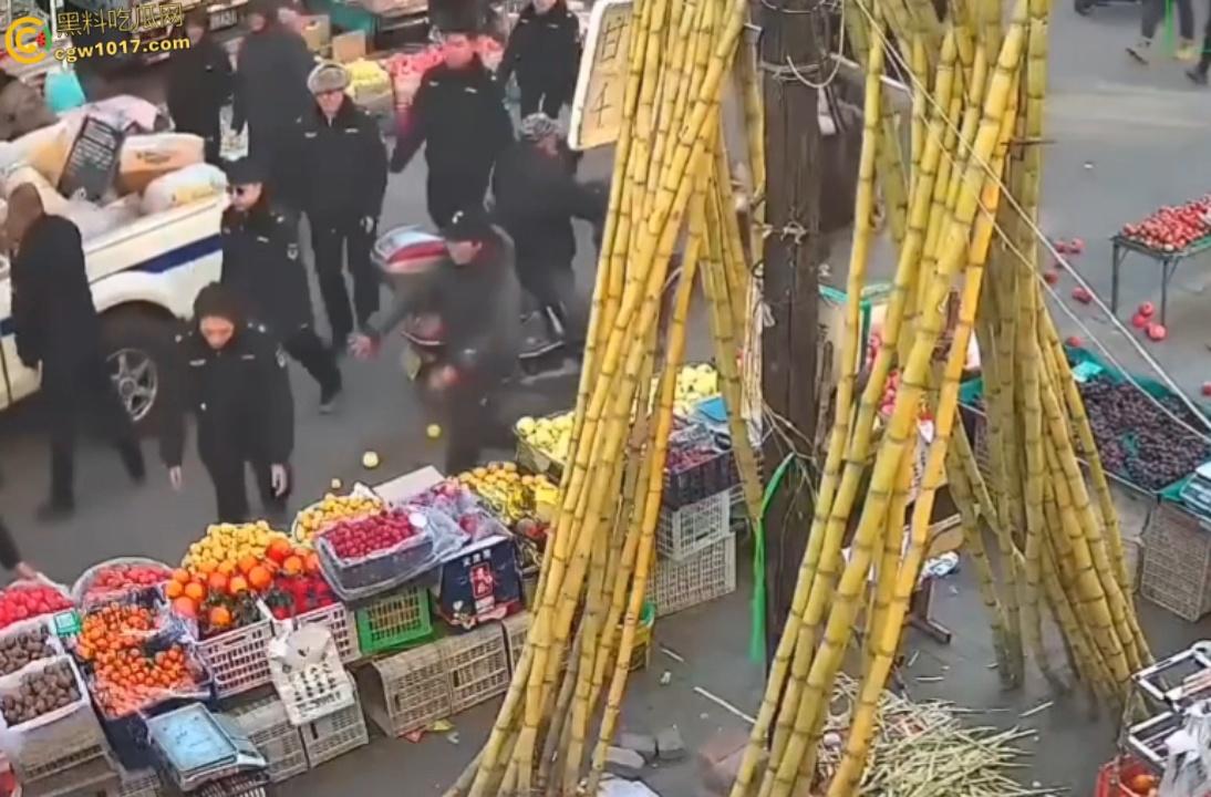 辽宁丹东城管暴力执法，多次提醒水果摊占用道路，直接掀翻小贩苦苦求饶，摊位瞬间空荡，这活该占道太解气了啊！-4