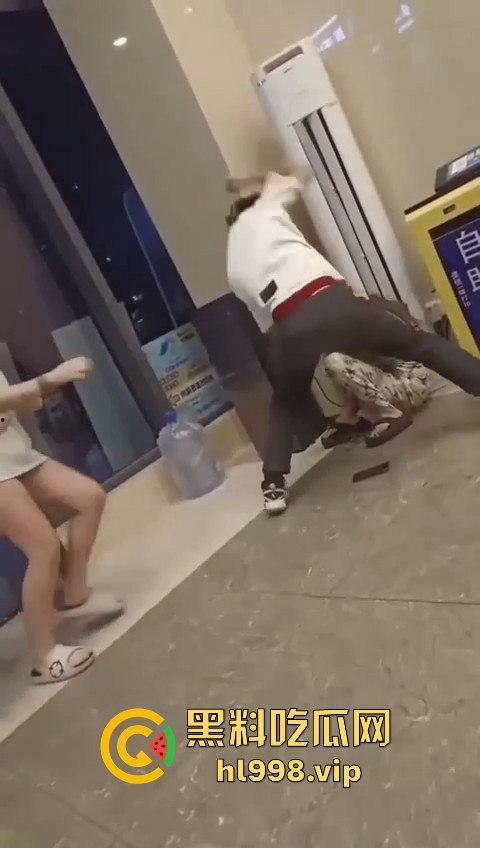 某红书的集美们炸了！好战友被臭男人暴打，结果竟是她乱吐口水惹的祸？-7