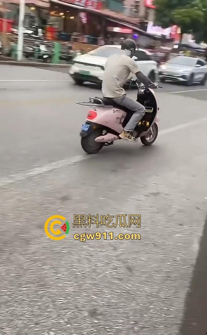 你的外卖正在撞击学生!路怒症外卖员跟骂人学生吵架,外卖心底不服直接掉头撞了上去,学生眼神一下就清澈了!-2