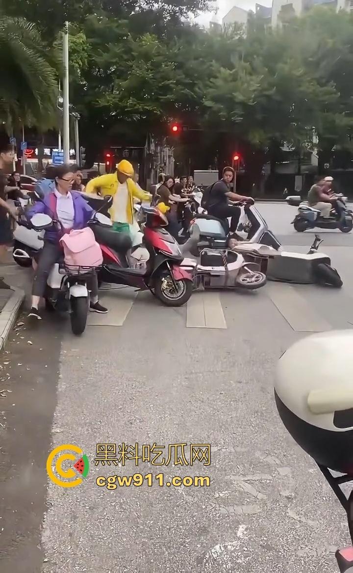 你的外卖正在撞击学生!路怒症外卖员跟骂人学生吵架,外卖心底不服直接掉头撞了上去,学生眼神一下就清澈了!-6