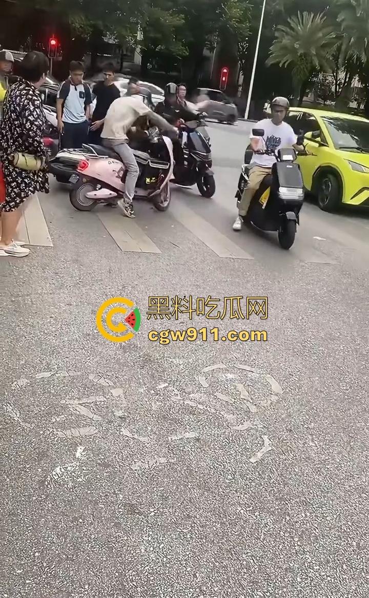 你的外卖正在撞击学生!路怒症外卖员跟骂人学生吵架,外卖心底不服直接掉头撞了上去,学生眼神一下就清澈了!-10